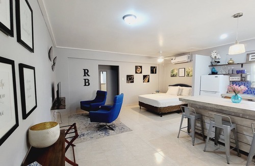 Ladyville Cabaña | Rusty Blue Cottage | Near Airport: A/C, Kitchen, WiFi, Netflix & Gated Parking