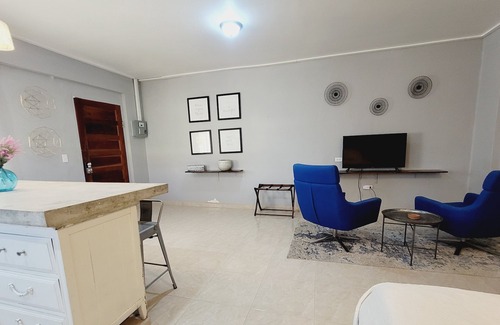 Ladyville Cabaña | Rusty Blue Cottage | Near Airport: A/C, Kitchen, WiFi, Netflix & Gated Parking