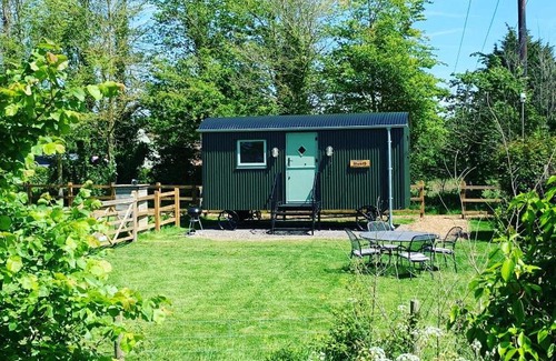 Sidlesham Casa | Rusty - Shepherds hut sleeps up to 4