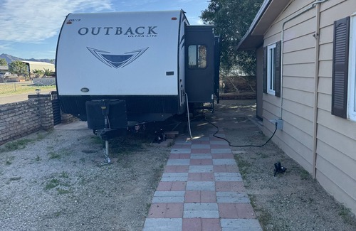 Fortuna Foothills Casa | RV in foothills located near stores. Smoking area with fire pit provided.