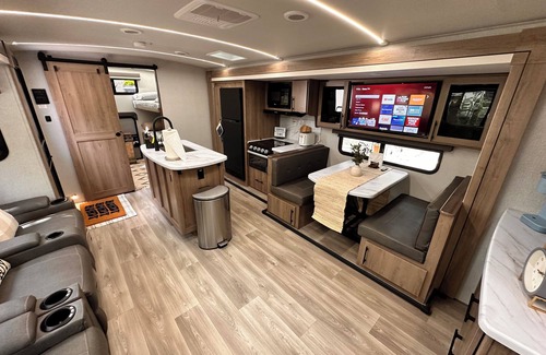 River Ranch Casa | RV in River Ranch, fully equipped, WiFi, Fire pit, outdoor games