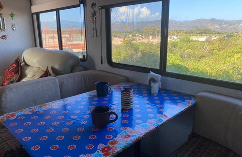 Puerto Escondido Casa | Casa rodante en la playa con alberca y Starlink