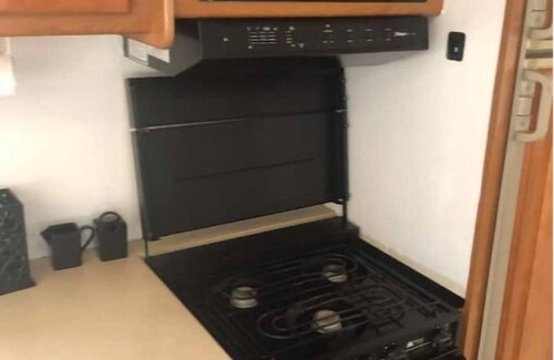 Kirby Casa | RV w/master bedroom, full bath & kitchen.