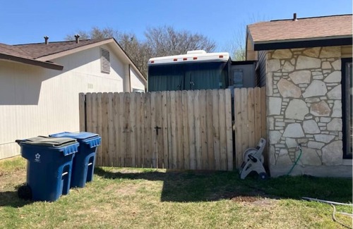 Kirby Casa | RV w/master bedroom, full bath & kitchen.