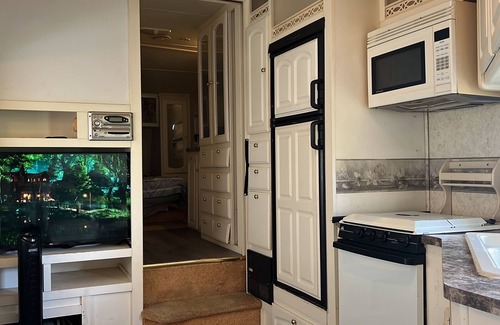 Acadia Parish Casa | RV with WiFi and AC right off of I-10 I 6 Acre Pond