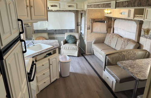 Acadia Parish Casa | RV with WiFi and AC right off of I-10 I 6 Acre Pond