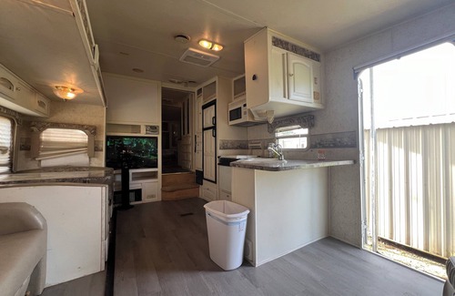 Acadia Parish Casa | RV with WiFi and AC right off of I-10 I 6 Acre Pond