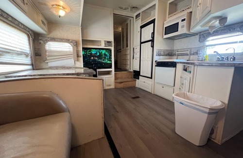 Acadia Parish Casa | RV with WiFi and AC right off of I-10 I 6 Acre Pond