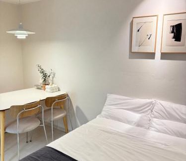 Seokchon-dong Casa | Rym Stay, Cozy 2BR, 3 Beds with Kitchen near Lotte Tower, Lotte World, KSPO Dome, & COEX