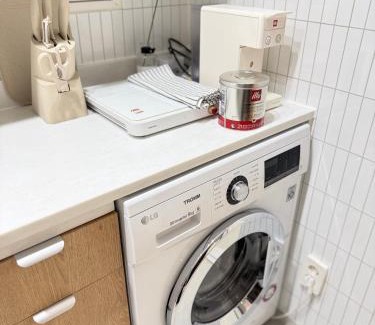 Seokchon-dong Casa | Rym Stay, Cozy 2BR, 3 Beds with Kitchen near Lotte Tower, Lotte World, KSPO Dome, & COEX