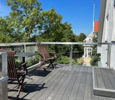 Limhamn Apartamento | Rymlig och modern lägenhet i villa. Perfekt för familjer. Med parkering.