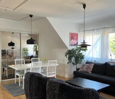 Limhamn Apartamento | Rymlig och modern lägenhet i villa. Perfekt för familjer. Med parkering.
