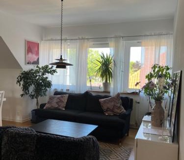 Limhamn Apartamento | Rymlig och modern lägenhet i villa. Perfekt för familjer. Med parkering.