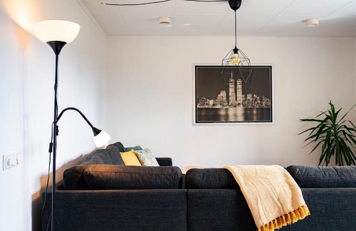 Skurup Apartamento | Rymligt radhus med trädgård & parkering