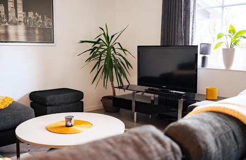 Skurup Apartamento | Rymligt radhus med trädgård & parkering