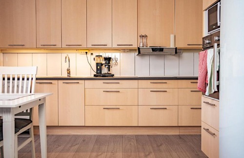 Skurup Apartamento | Rymligt radhus med trädgård & parkering