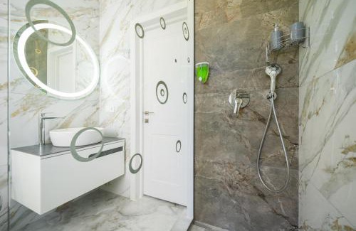 Lviv City Center Apartamento | Rynok Square city center two bedroom apartment!