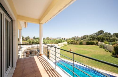 Parede Apartamento | São Pedro do Estoril Villa By Hosty