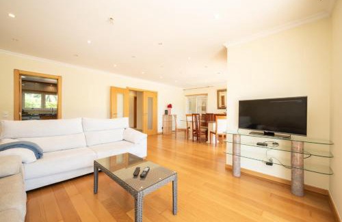 Parede Apartamento | São Pedro do Estoril Villa By Hosty
