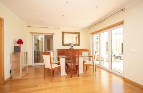 Parede Apartamento | São Pedro do Estoril Villa By Hosty