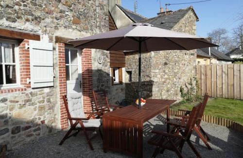Sainte-Suzanne-and-Chammes Casa | Séjour féerique dans un gîte champêtre avec jardin, poêle à bois et terrasse à Sainte-Suzanne - FR-1-600-192