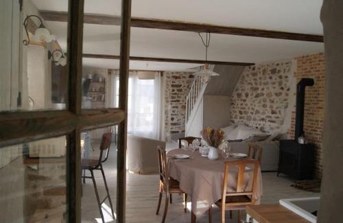 Sainte-Suzanne-and-Chammes Casa | Séjour féerique dans un gîte champêtre avec jardin, poêle à bois et terrasse à Sainte-Suzanne - FR-1-600-192