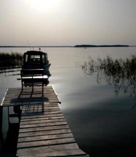 Glodowo Casa | Słońce i Woda - 2 domki nad brzegiem jeziora Śniardwy z własnym pomostem, zejściem do wody i przecudnym widokiem na jezioro