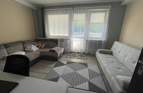 Kokoszki Apartamento | Słoneczny pokój z balkonem.