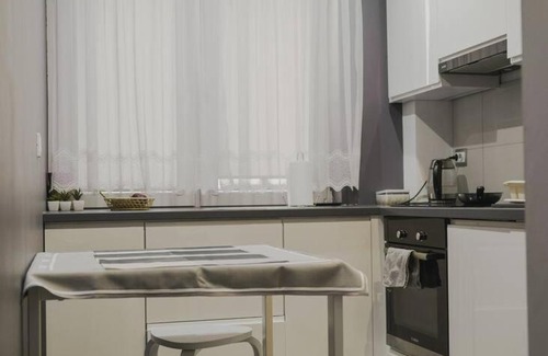 Kokoszki Apartamento | Słoneczny pokój z balkonem.