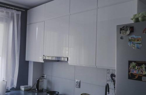 Kokoszki Apartamento | Słoneczny pokój z balkonem.