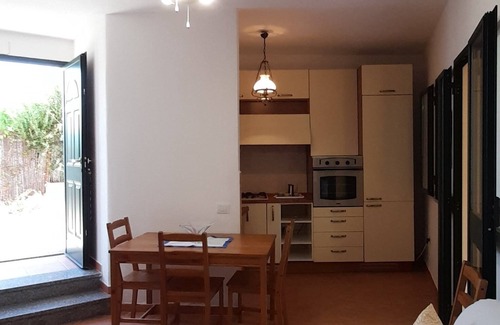 La Caletta Apartamento | Sa Calitta apartment, central area with large veranda 300 mt from the beach