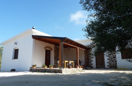 Dorgali Casa | Sa Carruba - Típica casa rural rodeada de vegetación con vistas panorámicas.