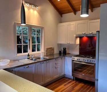 Omiha Casa | Sabbaticus 3 Bed Waiheke Escape