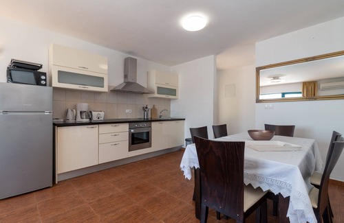 Businci Apartamento | SABLIC 1 apartamento con vistas al mar, a 30 metros de una playa en OKRUG GORNJI