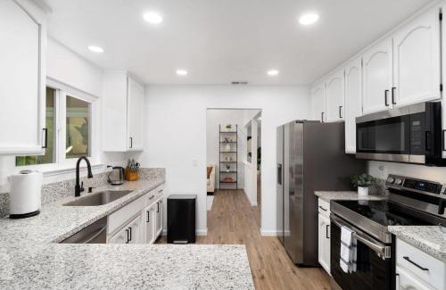 Pleasant Grove Casa | Sacramento Gem w Cozy Wood Fireplace BBQ Grill