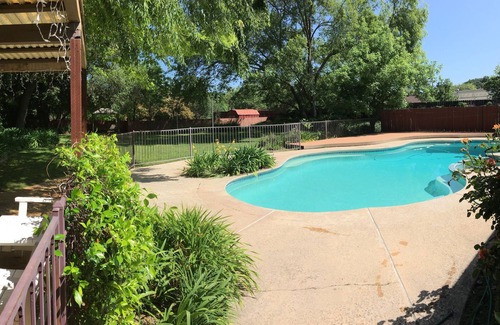 Sacramento Casa | Sacramento Suburban con piscina