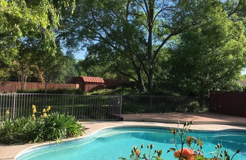Sacramento Casa | Sacramento Suburban con piscina