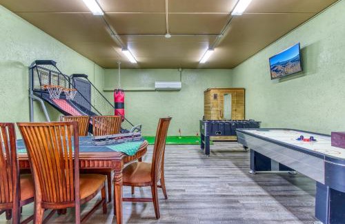Sevierville Chalet De Esquí | Saddleback Retreat, Game Room, Hot Tub, WIFI, 685 FREE tickets each paid day!