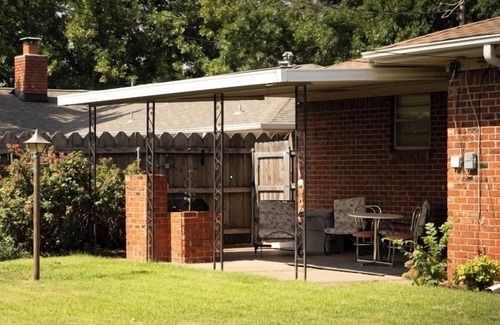 Wichita Falls Casa | SAFB, MSU, MEDICAL DISTRICT, GOLFING Mid Century style & beautiful backyard