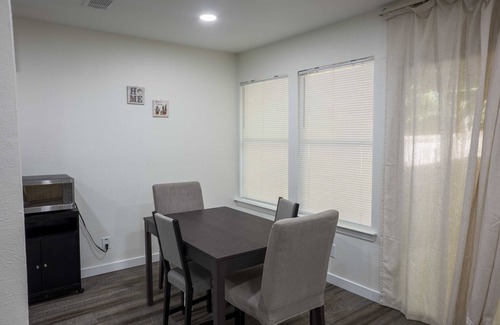South Manchaca Casa | Safe and Quiet Neighborhood, Close to Downtown Austin!!!
