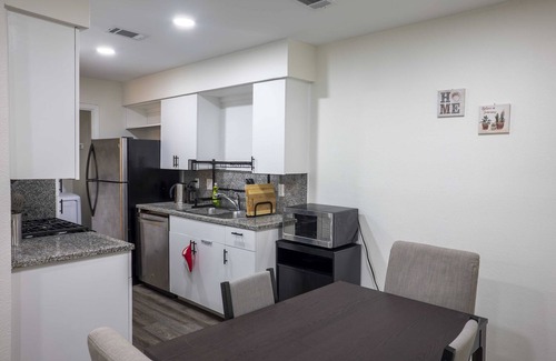 South Manchaca Casa | Safe and Quiet Neighborhood, Close to Downtown Austin!!!