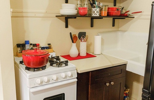 Highland Park Apartamento | Safe and Secure, Charming, Clean Studio