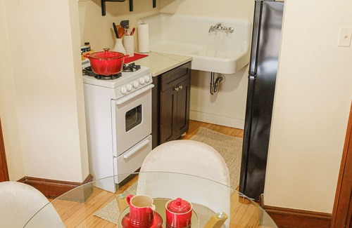 Highland Park Apartamento | Safe and Secure, Charming, Clean Studio