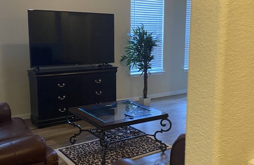 Katy Casa | Safe, family friendly cozy home away from home.Lush Space with all essentials.