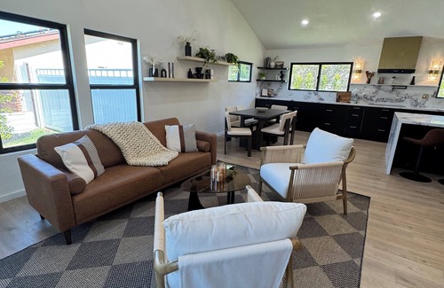 Thousand Oaks Casa | Safe neighborhood Charming 3-bedroom house with AC, WiFi in Thousand Oaks