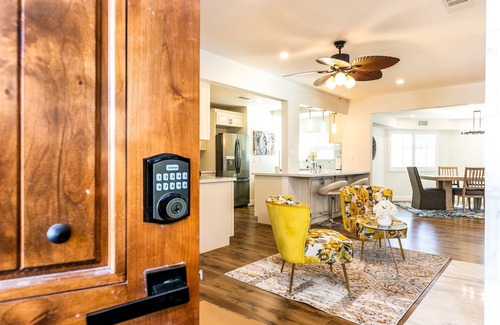 Riverside Casa | Safe Pet & Family Friendly*Clean*King Beds*Fast WIFI*3B2B