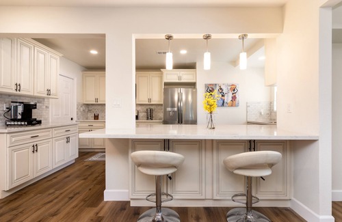 Riverside Casa | Safe Pet & Family Friendly*Clean*King Beds*Fast WIFI*3B2B