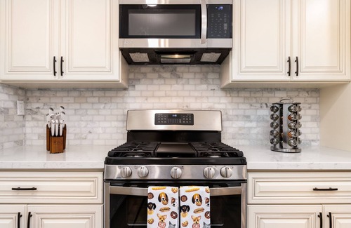 Riverside Casa | Safe Pet & Family Friendly*Clean*King Beds*Fast WIFI*3B2B