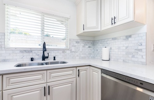 Riverside Casa | Safe Pet & Family Friendly*Clean*King Beds*Fast WIFI*3B2B
