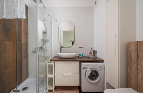 Bialoleka Apartamento | Sage Green Stylish Apartment by BookingHost